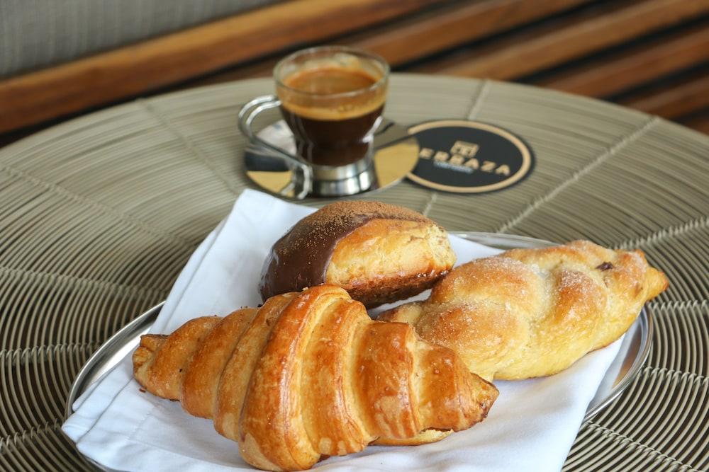 Suites Contempo Città del Messico Esterno foto Croissant and chocolate bun