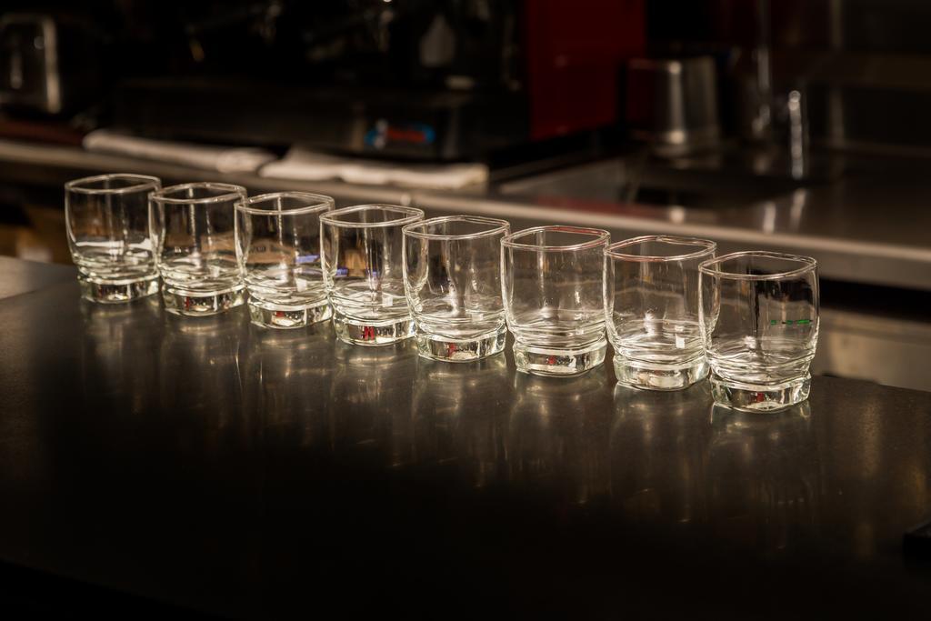 Suites Contempo Città del Messico Esterno foto A row of shot glasses