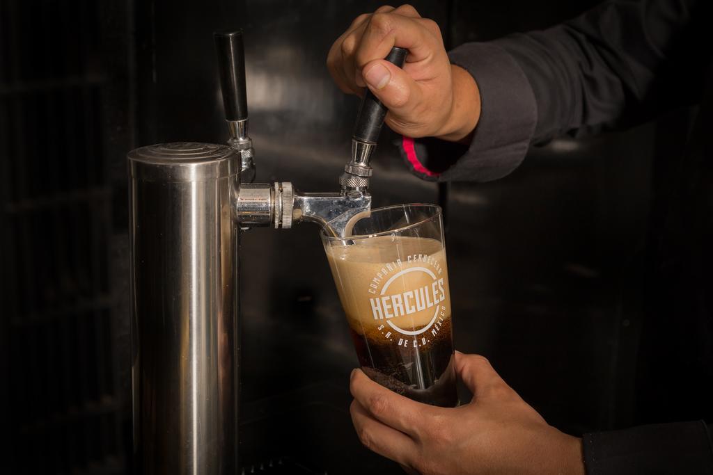 Suites Contempo Città del Messico Esterno foto A beer tap in use
