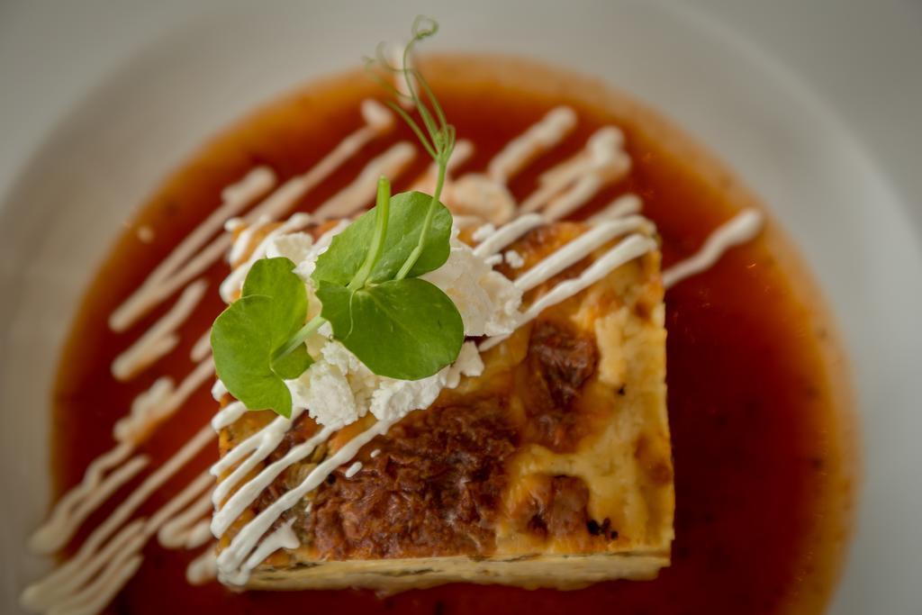 Suites Contempo Città del Messico Esterno foto A piece of quiche with a garnish