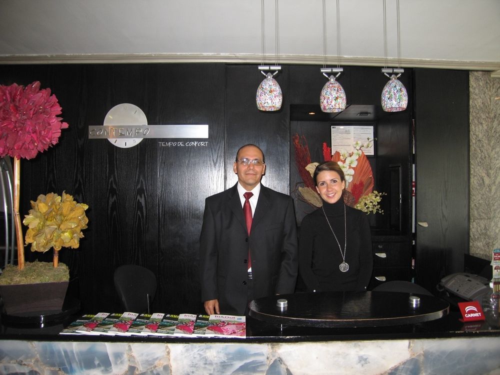 Suites Contempo Città del Messico Esterno foto A concierge at a hotel