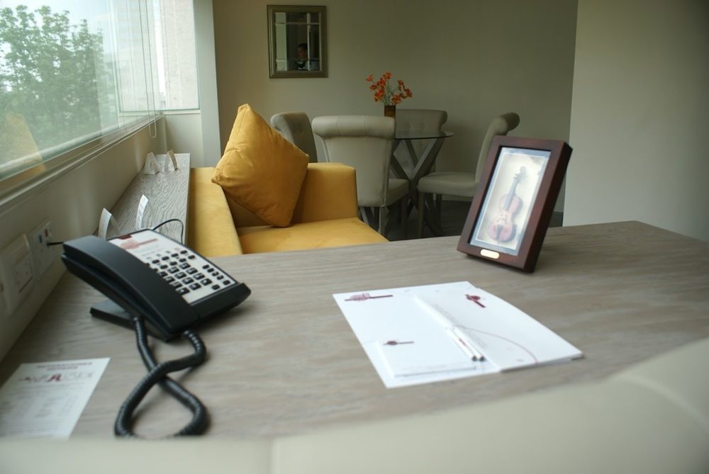 Suites Contempo Città del Messico Esterno foto A desktop video phone
