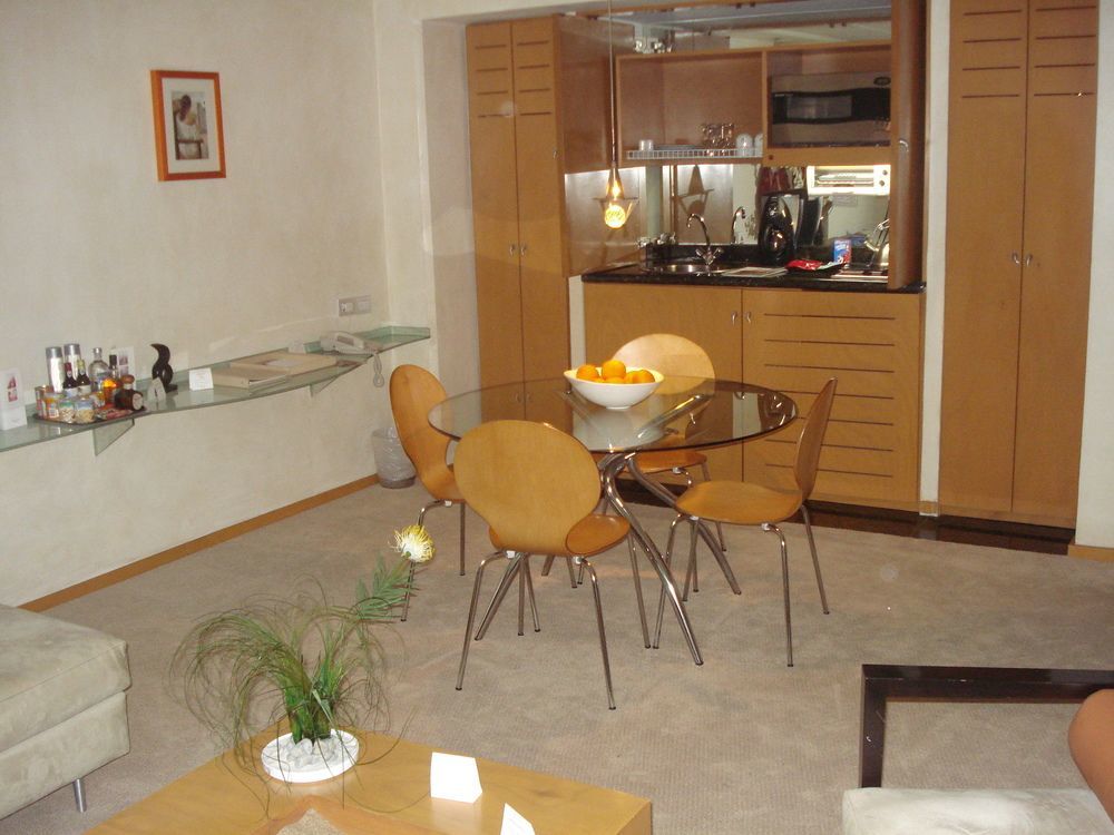Suites Contempo Città del Messico Esterno foto A modern German kitchen