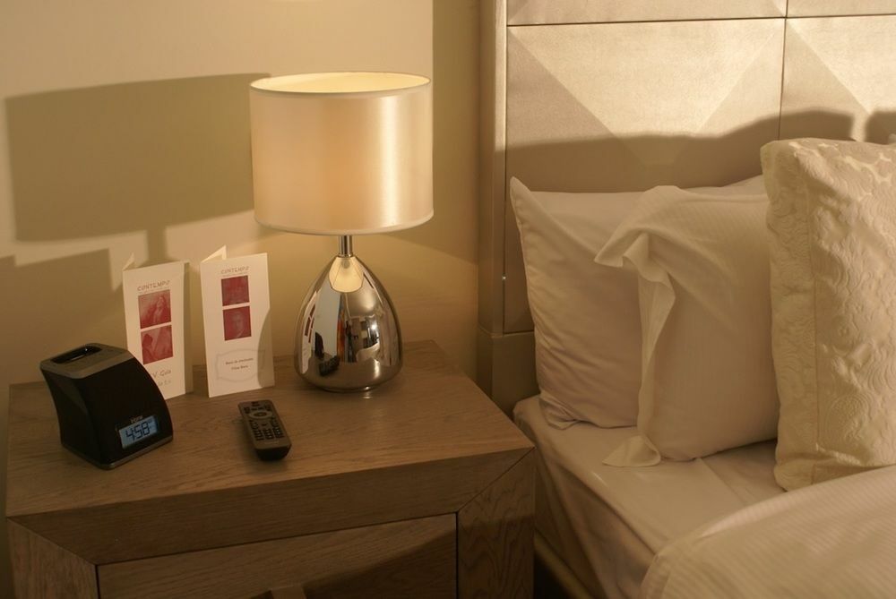 Suites Contempo Città del Messico Esterno foto A bedside table